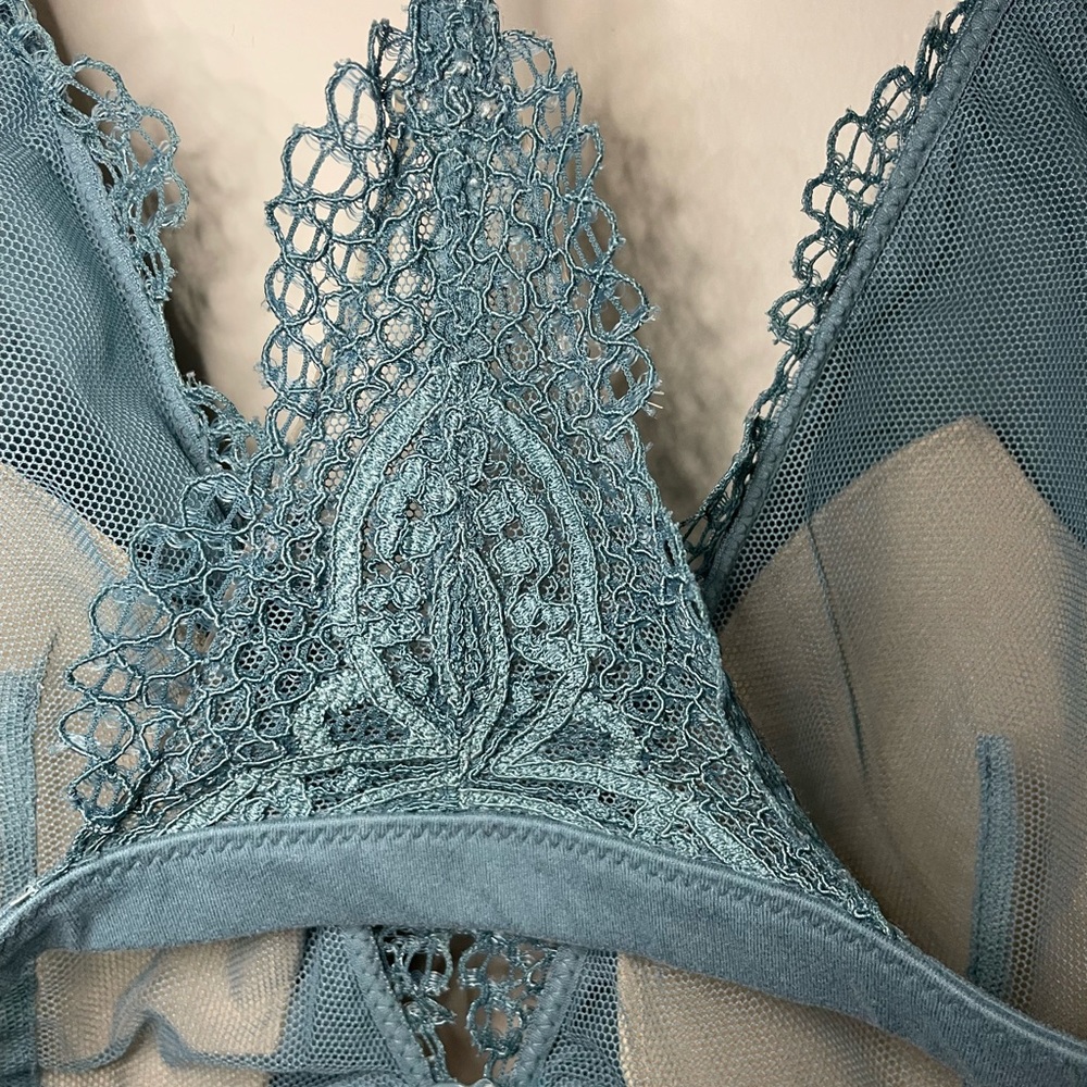 Victoria's Secret Lace Front-Close Bralette - Picture 7 of 8